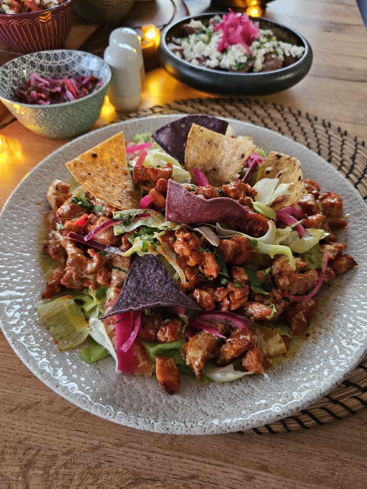 Cesar Salad z nachosami i kurczakiem - danie kuchni meksykańskiej